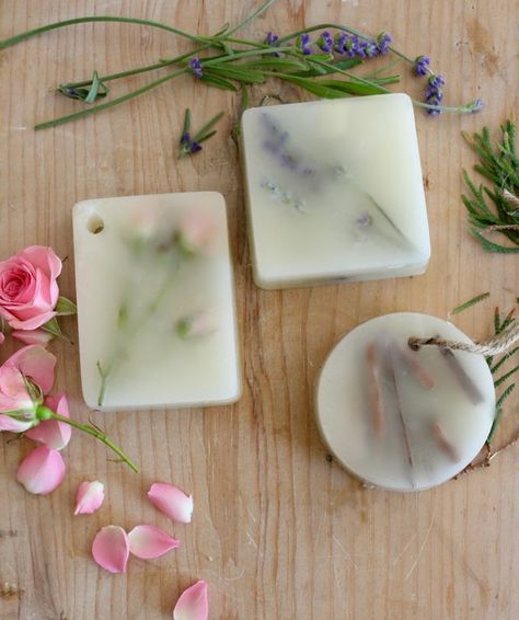 These DIY Scented Wax Bars would be perfect to make as gifts for family & friends this holiday season! They are easy to make, all natural, & can be made in a variety of scents! Diy Scent, House Smell Good, Diy Wax, Natural Soy Wax Candles, Home Scents, House Smells, Diy Natural Products, Scented Wax, Beeswax Candles