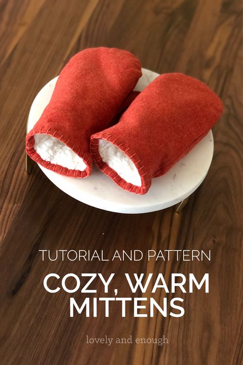 Sewing Mittens Pattern, Mitten Sewing Pattern, Diy Mittens, Modern Sewing Projects, Crochet Baby Mittens, Mitten Pattern, Toddler Mittens, Handmade Mittens, Quilted Coats