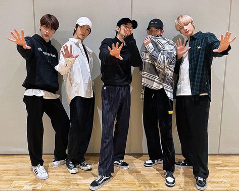 Txt Dance Practice Outfit, Enhypen Dance Practice Outfit, Beomgyu Dance Practice, Yeonjun Dance Practice, Txt Outfit, Enhypen Dance, Kpop Dance Practice Outfits, Txt Twitter, Txt Ot5