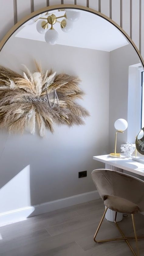 Home Beauty Room Salon, White And Gold Salon Suite, Beige Lash Room Aesthetic, Bedroom Salon Ideas, Neutral Beauty Room, Boho Nail Room Ideas, Instagramable Wall Ideas, Beige Lash Room, Beige Beauty Salon