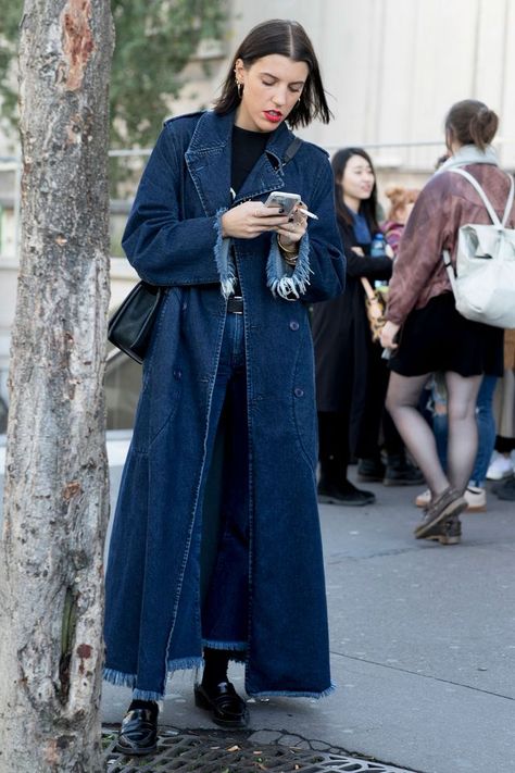 Fashion Weeks Street Style Wearables | Blue is in Fashion this Year | Bloglovin’ Denim Coat Street Style, Creme Outfits, Autumn Woman, Trench Coat Outfit, Denim Trench Coat, Coat Outfit, Paris Fashion Week Street Style, Fall Wear, Maryam Nassir Zadeh