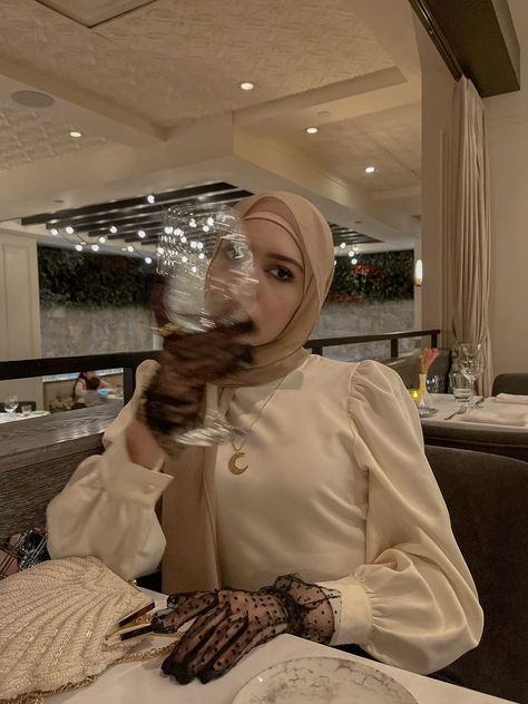 Hijabi Aesthetic Outfits, Aesthetic Outfits Hijab, Dark Feminine Style, Feminine Aesthetic Outfits, Mode Indie, Aesthetic Hijabi, Khaleeji Aesthetic, Outfits Muslim, Black Jeans Outfit Ideas