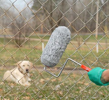 Diy Fence Decor, Painted Chain Link Fence, Painting A Fence, Decorative Fence Ideas, Link Painting, Fence Decor Ideas, Gate Painting, Cyclone Fence, Chainlink Fence