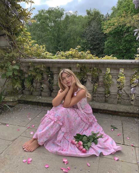 Holding Flowers Pose, 17. Geburtstag, Summer Board, Prom Poses, Aesthetic Dress, Twisted Series, Princess Core, Prom Photos, Dress Aesthetic