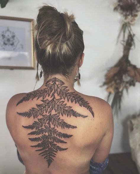 25 Beautiful Spine Tattoos - Body Artifact Tattoo Down Spine, Hand Tattoos For Men, Beautiful Spine Tattoos, Traditional Hand Tattoo, Spine Tattoo Ideas, Skull Hand Tattoo, Fern Tattoo, Abstract Tattoo Designs, Z Tattoo