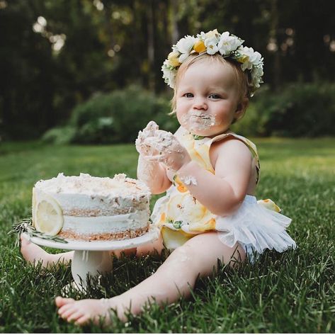 🍋Swipe to see the cutest cake smash!🍋 Loving the lemon romper so much on this cute babe & the beautiful matching crown from @masonandharlow… Lemon Cake Smash, Outdoor Cake Smash, Lemon Birthday, 1st Birthday Photoshoot, First Birthday Dresses, First Year Photos, King Baby, Cake Smash Outfit, Mini Sessions