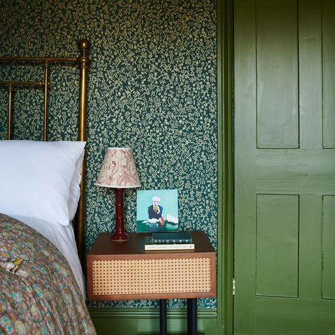 Pandora Taylor Interiors on Instagram: “I can pinpoint when I became obsessed with green, it was while designing this guest bedroom at our Appach House project. The while house is…” Playful Interior, Home Sense, Jewel Beetle, Colonial Cottage, Oval Room Blue, Paint And Paper Library, Modern Colonial, Brooklyn Apartment, Farrow And Ball Paint