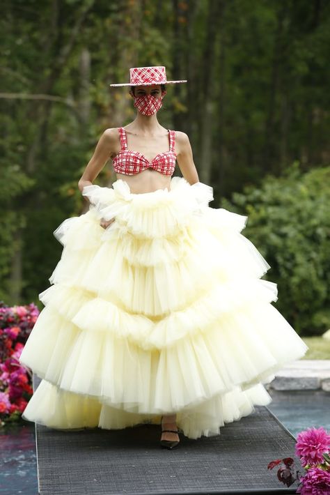 Puffy Tulle Skirt, Long Tiered Skirt, Nyfw Runway, Gonna In Tulle, Kim Cattrall, Samantha Jones, Tulle Balls, Formal Wear Women, Ball Skirt