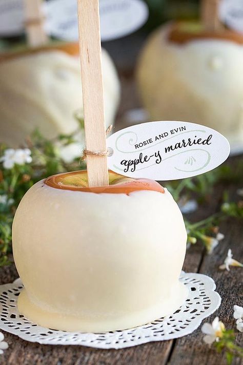 Apple-y Married Caramel Apple Wedding Favors / http://www.himisspuff.com/apples-fall-wedding-ideas/2/ Apple Wedding Favors, Apple Wedding, Edible Wedding Favors, Wedding Favors Fall, Rustic Fall Wedding, Wedding Favors Cheap, Diy Wedding Favors, Wedding Inspiration Fall, Unique Wedding Favors