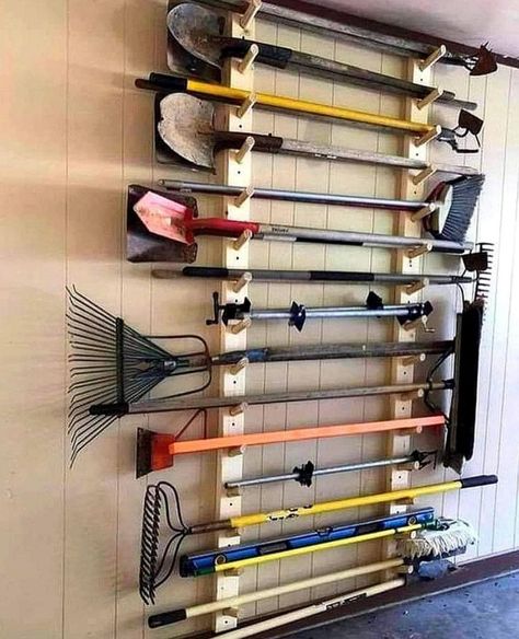 Planer Organisation, Garage Solutions, Garden Tool Organization, Shed Organization, Yard Tools, Garden Tool Storage, Diy Garage Storage, Garage Makeover, Deck Decorating Ideas On A Budget