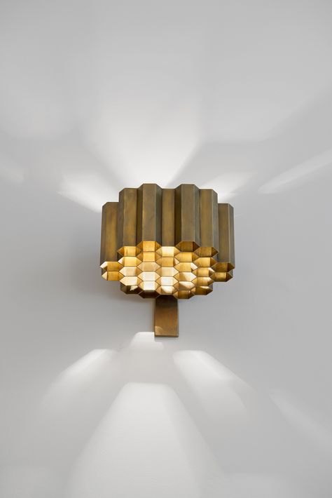 Jules Wabbes honeycomb wall lamp. Polished brass 1953. Honeycomb Light Fixture, Honeycomb Chandelier, Honeycomb Light, Honey Comb Lights, Honeycomb Led Lights, Bathroom Lighting Trends, 1920s Wall Lamp, Brass Interior, Console Table Design