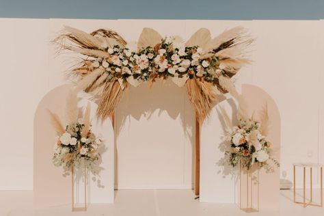 32 Ways to Use Dried Palm Leaves in Your Wedding Décor Elegant Modern Wedding Decor, Backyard Boho, Dried Palm Leaves, Bhldn Bridesmaid, Elegant Modern Wedding, Wedding Backdrop Design, Modern Wedding Decor, Wedding Court, Backdrop Ideas