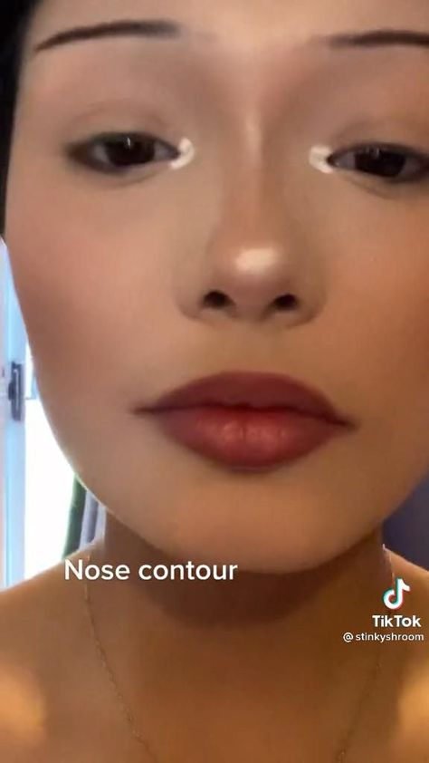 Nose Contouring Different Shapes, How To Do Cute Nose Contour, Nose Tutorial Contour, Good Nose Contour, Makeup Contouring Nose, Contouring Nose Tutorial, Best Way To Contour Nose, Nose Contour Eyeshadow, Cute Contour Makeup