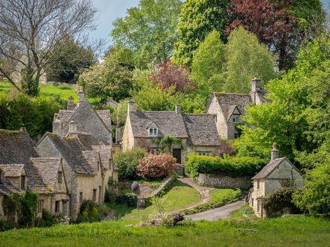 *🇬🇧 Bibury's Arlington Row in May (Cotswolds, England, UK) by Bob Radlinski 🏘🌳 Aug-11-2021 Arlington Row, Cotswolds England, Goddess Aesthetic, British Architecture, English Village, Medieval Castle, England Uk, City Buildings, English Countryside