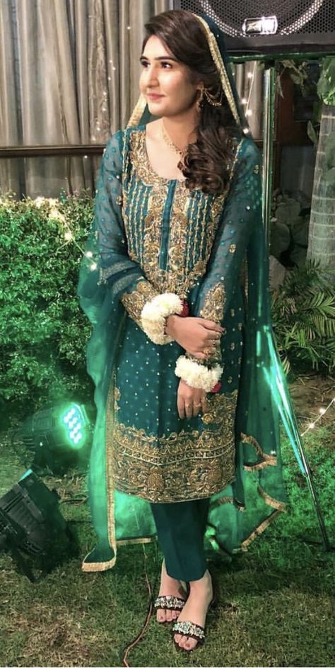 Baat pakki bride wearing neeli’s wardrobe Baat Pakki Dress, Baat Pakki Outfit, Baat Pakki, Baat Pakki Ideas, Engagement Look, Engagement Hairstyles, Desi Wedding Dresses, Pakistani Wedding Outfits, Bride Inspiration