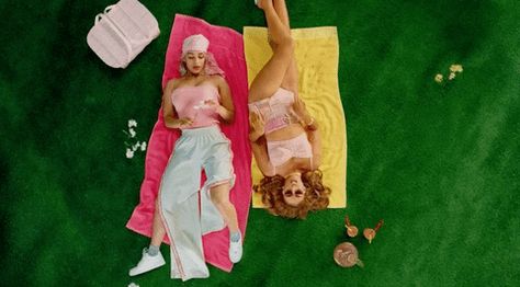 Jorja Smith, Soul Artists, Kali Uchis, Concert Series, Music Icon, Pop Singers, Picnic Blanket, Dreaming Of You, Gif