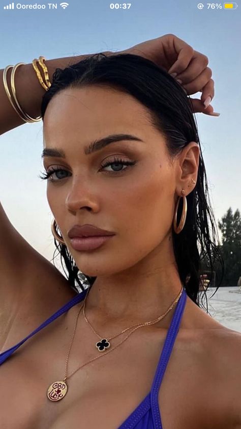 Girl brunette cute skin care hair ideas brows clean girl aesthetic lifestyle eyelashes freckles make up summer beach jewelry Beach Makeup Photoshoot, Summer Vacation Makeup, Beach Makeup Ideas, Makeup Summer 2024, Make Up Playa, Vacation Makeup Looks, Cute Skin Care, Brazil Makeup, Beach Makeup Look