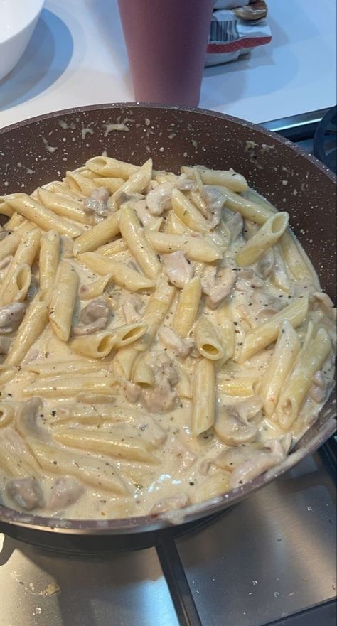 Chicken Alfredo pasta , my favorite by NazliNazNazli Pizza Aesthetic, White Sauce Pasta, Chicken Alfredo Pasta, Alfredo Pasta, Healthy Food Motivation, Think Food, Chicken Alfredo, Snap Food, Instagram Food