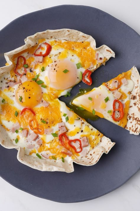 Easy Breakfast Tortilla Pizza Breakfast Pizza Recipes, Easy Breakfast Pizza, Egg Pizza Breakfast, Airfryer Breakfast, Pizza For Breakfast, Breakfast Tortilla, Breakfast Pizza Recipe, Pizza Ideas, Healthy Low Carb Dinners