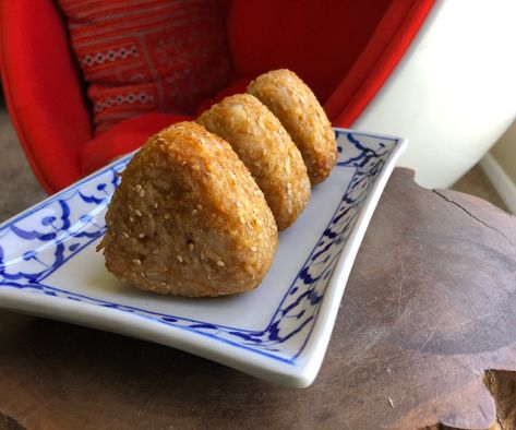 Yaki Onigiri Air Fryer, Onigiri Air Fryer, Air Fryer Onigiri, Grilled Onigiri, Sticky Rice Balls, Yaki Onigiri, Onigiri Recipe, Meat Dumplings, Lunch On The Go