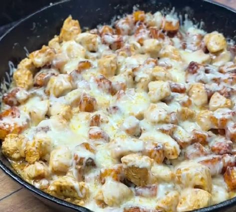 Easy Skillet, Garlic Parmesan Chicken, Chicken Potatoes, Skillet Chicken, Garlic Parmesan, Garlic Sauce, Chicken Parmesan, Italian Seasoning, Shredded Cheese