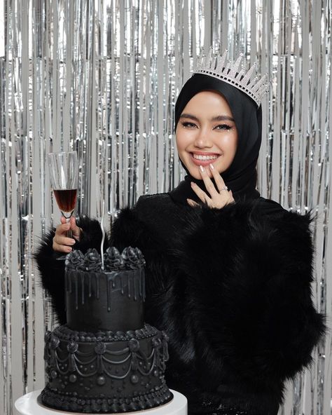 Outfit Birthday Party Hijab Black, Birthday Photoshoot Hijab, Birthday Outfit Hijab Ideas, Birthday Hijab Outfit, Birthday Photoshoot Elegant, Sweet 17 Birthday Ideas Dress, Photoshoot Birthday Ideas Women, Ootd Birthday Party Hijab, Hijab Birthday Outfit