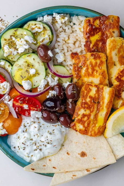 These Greek Bowls are easy, healthy and an absolute flavor party! With golden halloumi cheese, fresh veggies, tzatziki and Mediterranean flavors Greek Halloumi Recipes, Mediterranean Bowls Healthy, Greek Bowl, Mediterranean Bowl, Halloumi Recipes, Haloumi Recipes, Mediterranean Bowls, Homemade Tzatziki Sauce, Homemade Flatbread