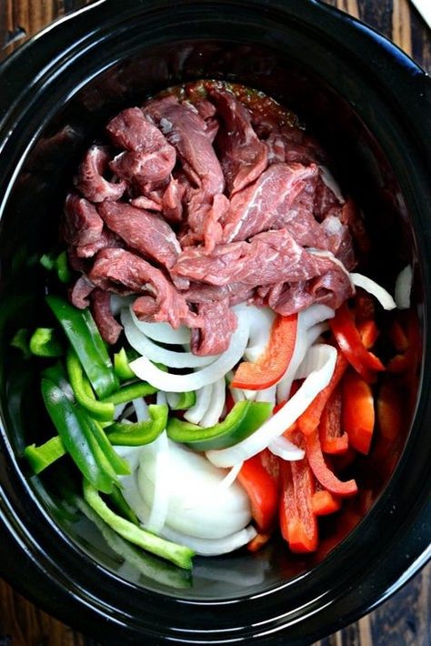 24 Easy 5-Ingredient Dinners You Will Actually Want To Eat Slow Cooker Steak Fajitas, Peper Steak, Slow Cooker Steak, 5 Ingredient Dinners, Crock Pot Chicken, Steak Fajitas, 17 Kpop, Pepper Steak, Crockpot Dishes