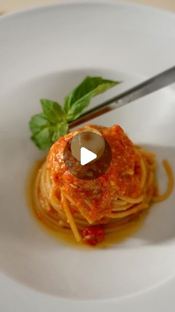 MileZeroKitchen on Instagram: "Tomato and Garlic Confit Pasta - your new fav poison.
#pasta #tomatosauce #roastedgarlic #pastarecipe" Garlic Confit Pasta, Garlic Confit, Roasted Garlic, Tomato Sauce, Pasta Recipes, Garlic, Pasta, On Instagram, Instagram