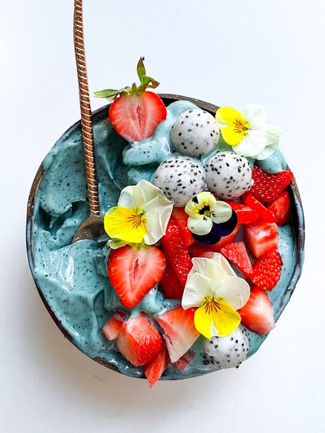 Blue Spirulina Smoothie, Spring Smoothie, Spirulina Smoothie Bowl, Smoothie Bowl Base, Blueberry Mango Smoothie, Blue Smoothie, Smoothie Recipies, Spirulina Smoothie, Plant Based Yogurt