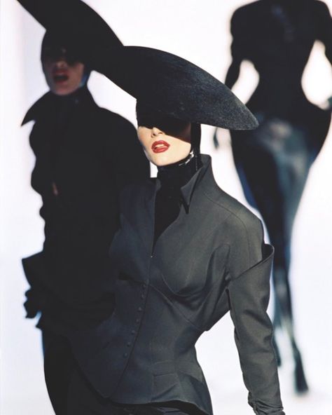 MUGLER architect of the silhouette ! @manfredthierrymugler #mugler #thierrymugler #manfredthierrymugler #director #stage #vision #avantgarde #fashiongram #vintage #90s Photo Glamour, Mode Editorials, 90s Runway Fashion, Runway Fashion Couture, Couture Mode, Christy Turlington, Thierry Mugler, Looks Street Style, Mode Inspo