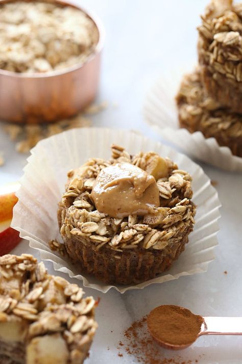 Get your meal prep on this week with these delicious baked apple oatmeal cups made with a homemade chai spice. You can eat these baked oatmeal cups immediately or save them for later! Quiche Video, Apple Oatmeal Cups, Banana Oatmeal Cups, Muffin Banana, Brownie Balls, Baked Apple Oatmeal, Apple Chai, Coconut Quinoa, Apple Pie Oatmeal