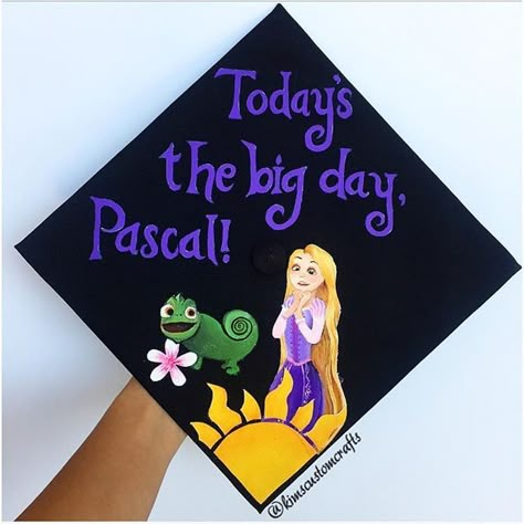 Tangled Crafts, Disney Graduation Cap Ideas, Pascal Rapunzel, Disney Grad Caps, Graduation Cap Decoration Nursing, Cap Inspiration, Disney Graduation Cap, Funny Graduation Caps, Creative Graduation Caps