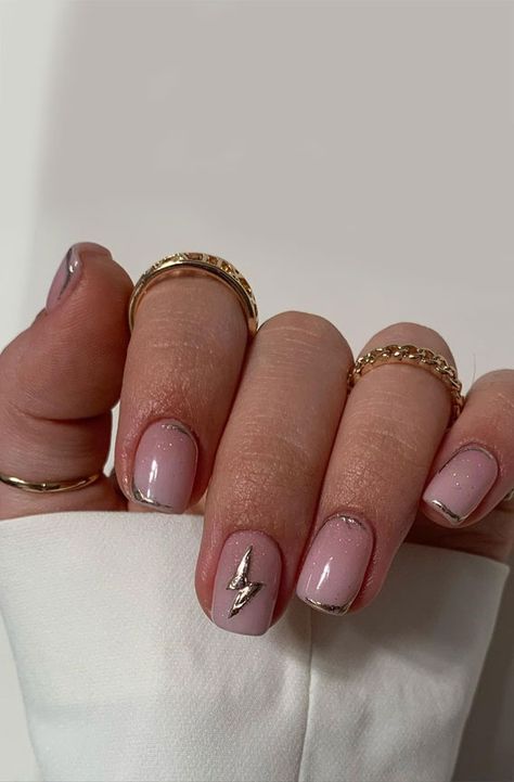 Natural Nails With Small Design, Short Almost Nails Designs, Short Nail Art Minimalist, Feature Nail, Gel Inspo Nails, Short Nails With Nail Art, Navy Short Nails Design, Short And Square Nails, Gel Nails Designs Short