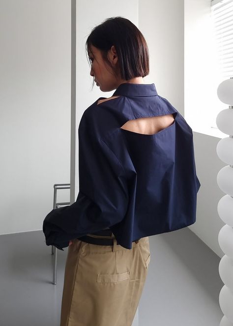 Open Back Shirt, Shirting Fabric, Frankie Shop, Cropped Shirt, Fashion Design Clothes, Poplin Shirt, Cut Shirts, Crop Shirt, Limited Stock