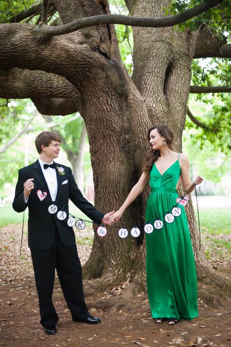 Photo Prop Ideas, Emerald Prom, Homecoming Couple, Outdoor Family Photoshoot, Formal Photos, Wedding Photo Prop, Dance Pics, Prom Pictures Couples, Diy Prom