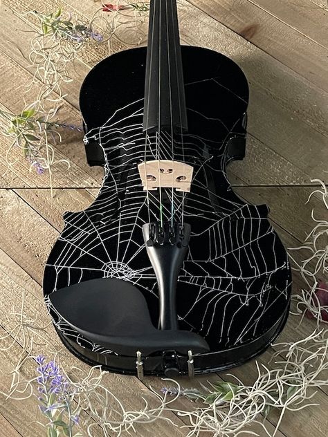 Glass Violin Aesthetic, Cool Cello Designs, Violin Design Ideas, Violin Case Decoration, Electric Violin Aesthetic, Customized Violin, Gothic Violin, Decorated Violin, Pretty Violins