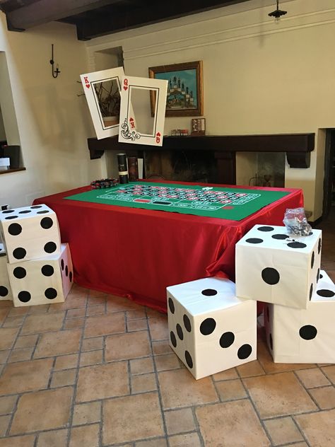 Vegas Party Backdrop, Halloween Poker Party, Casino Party Ideas Games, Casino Table Centerpieces, Casino Theme Party Decorations Table, Casino Bridal Shower Ideas, Diy Casino Theme Party, Poker Party Ideas Decoration, Las Vegas Decorations Ideas