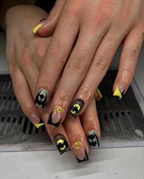 batman nails by me 🦇 💛🖤don’t mind the stains on my table its about to get a nice scrub Bengals Nails Football, Batman Inspired Nails, Batman Acrylic Nails, Batman Nails Design, Batman Nails Acrylic, Super Hero Nails, Superman Nails, Best Friend Nails Ideas, Batman Nail Art