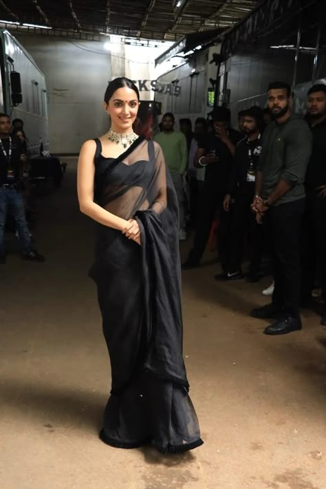 Kiara Advani Lehenga Jug Jug Jiyo, Kiara Advani Saree Blouse, Kiara Advani Black Saree, Kiara Advani Black Saree Look, Kiara Advani Outfits Saree, Kiara Black Saree, Celebrities In Black Saree, Black Stylish Saree, Kiara In Black Saree