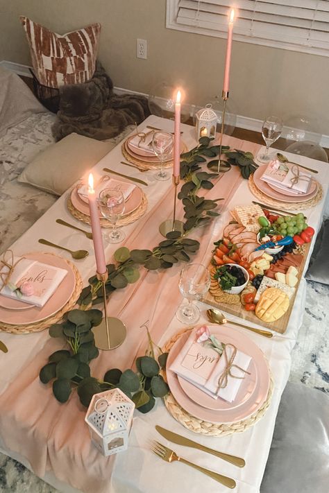 Indoor picnic table setup. Aesthetically pleasing setup with blush pink theme, gold cutleries, pink plates and white paper napkins. The picnic table is created using carton boxes. Cute Picnic Birthday, Picnic Birthday Party Ideas, Birthday Party Ideas For Teens, Party Ideas For Teens, Picnic Setup, Luxury Picnics, Cute Picnic, Indoor Picnic, Picnic Birthday Party