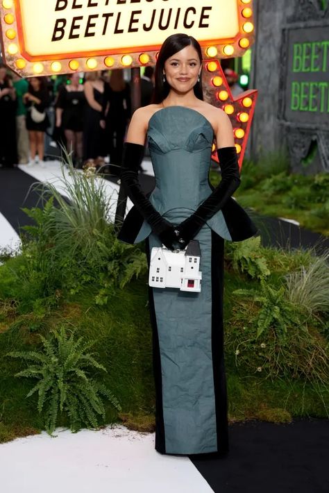 Jenna Ortega carries the 'Beetlejuice' house as a purse at the sequel's London premiere Premiere Outfits, Beetlejuice House, Movie Premiere Outfit, Connecticut House, Beatle Juice, Harris Reed, Red Wedding Gowns, Beetlejuice Movie, Beetlejuice Beetlejuice