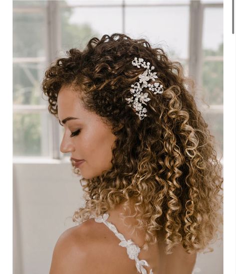 Naturally Curly Bridal Hair, Wedding Curls, Curly Bridal Hair, Natural Hair Wedding, Curly Wedding Hair, Hairdos For Curly Hair, Wedding Hair Inspiration, Curly Hair Inspiration, Bridal Hair And Makeup