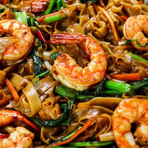 Shrimp Drunken Noodles Recipe, Shrimp Drunken Noodles, Drunken Noodles With Shrimp, Fish Casseroles, Drunken Shrimp, Drunken Noodles Recipe, Chinese Pork Recipes, Thai Drunken Noodles, Wonton Noodle Soup