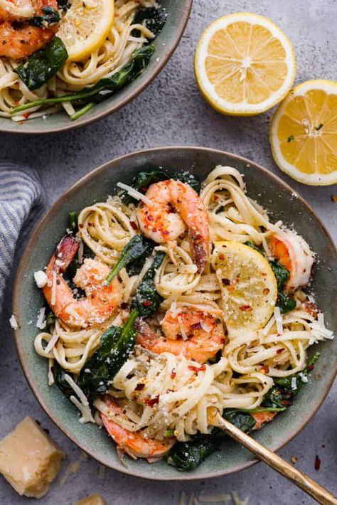 Lemon Garlic Parmesan Shrimp Pasta is made in just one pot and ready in 30 minutes! Fresh shrimp is cooked in a buttery lemon garlic sauce and tossed in fresh parmesan cheese and pasta. It's unbelievably good and sure to become a new favorite! Spinach Shrimp Pasta, Creamy Bacon Carbonara, Shrimp Pasta Healthy, Shrimp Parmesan Pasta, Lemon Shrimp Recipes, Lemon Shrimp Pasta, Parmesan Shrimp, Parmesan Spinach, Garlic Parmesan Shrimp