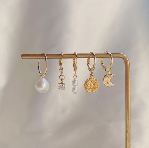 Earing Photo Ideas, Jewelry Product Photos, Accessory Photography Ideas, Photo Jewelry Ideas, Jewelry Product Shots Ideas, Jewelry Photography Ideas Styling, Jewellery Photography Ideas, Jewelry Photo Ideas, Jewelry Inspo Gold