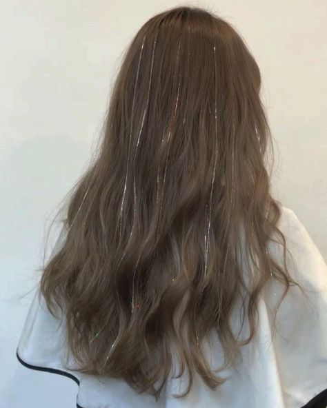 Hairstyles Fairy, Glitter Hair Strands, Hair Designs For Girls, Fairy Hairstyles, Hair Tinsel, Fairy Hair, Wavy Haircuts, Long Brown Hair, Brown Blonde Hair