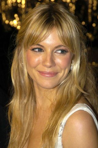 Long hairstyle with bangs that we LOVE! Sienna Miller's gorgeous, swooping, face-framing bangs FTW. Celebrity Long Hair, Brown Lowlights, Hip Hair, Long Haircuts With Bangs, Framing Bangs, Long Hairstyle, Jodie Foster, 70s Disco, Sienna Miller