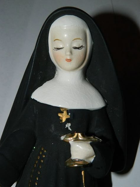 Nun Doll, Blessed Mother Statue, Vintage Figurines, Hummel Figurines, Angel Aesthetic, Angel Figurines, Wedding Music, Blessed Mother, Porcelain Dolls