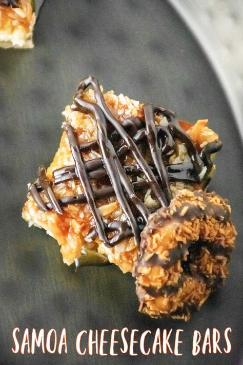 This delicious Samoa Cheesecake Bars recipe is the perfect combination of two loved desserts: cheesecake and Samoa Cookies! Samoa Cheesecake, Desserts Cheesecake, Samoa Cookies, Pinterest Food, I Want Food, Easy Chocolate Desserts, Cheesecake Bar Recipes, Cheesecake Mini, Favorite Dessert Recipes